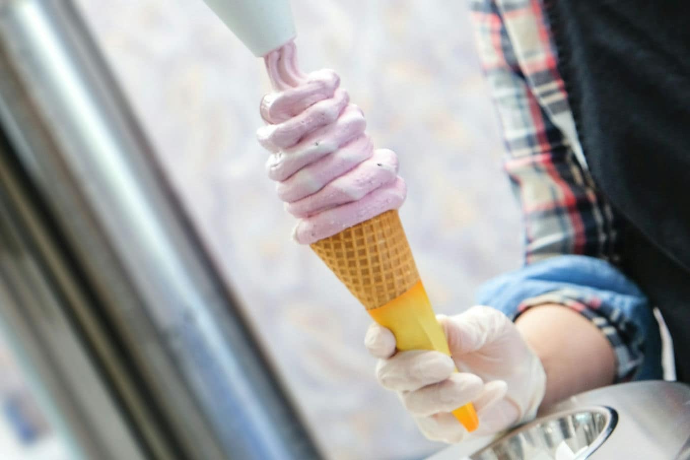 Jak wybrać maszynę do lodów do małego lokalu?